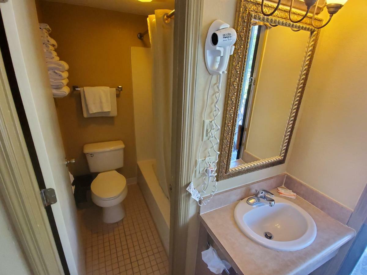 Colonial House Motel Пиджен Фордж Екстериор снимка