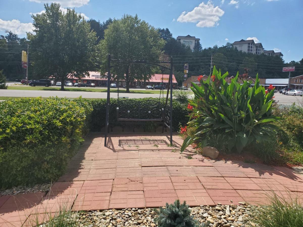 Colonial House Motel Пиджен Фордж Екстериор снимка