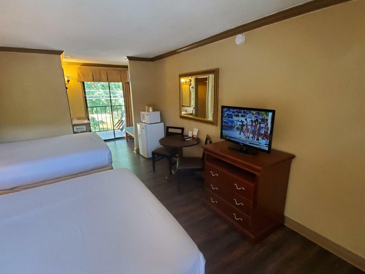 Colonial House Motel Пиджен Фордж Екстериор снимка
