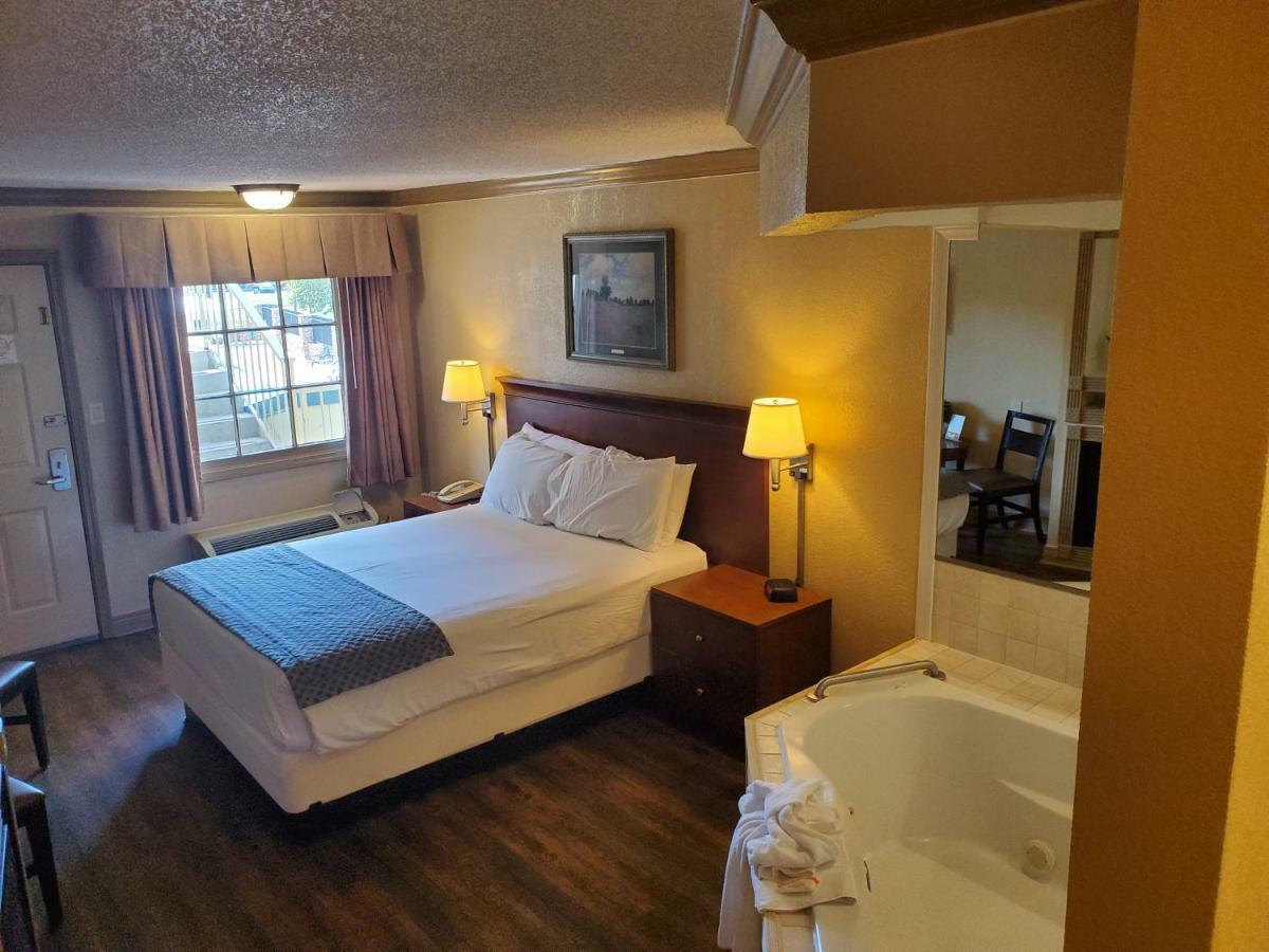 Colonial House Motel Пиджен Фордж Екстериор снимка